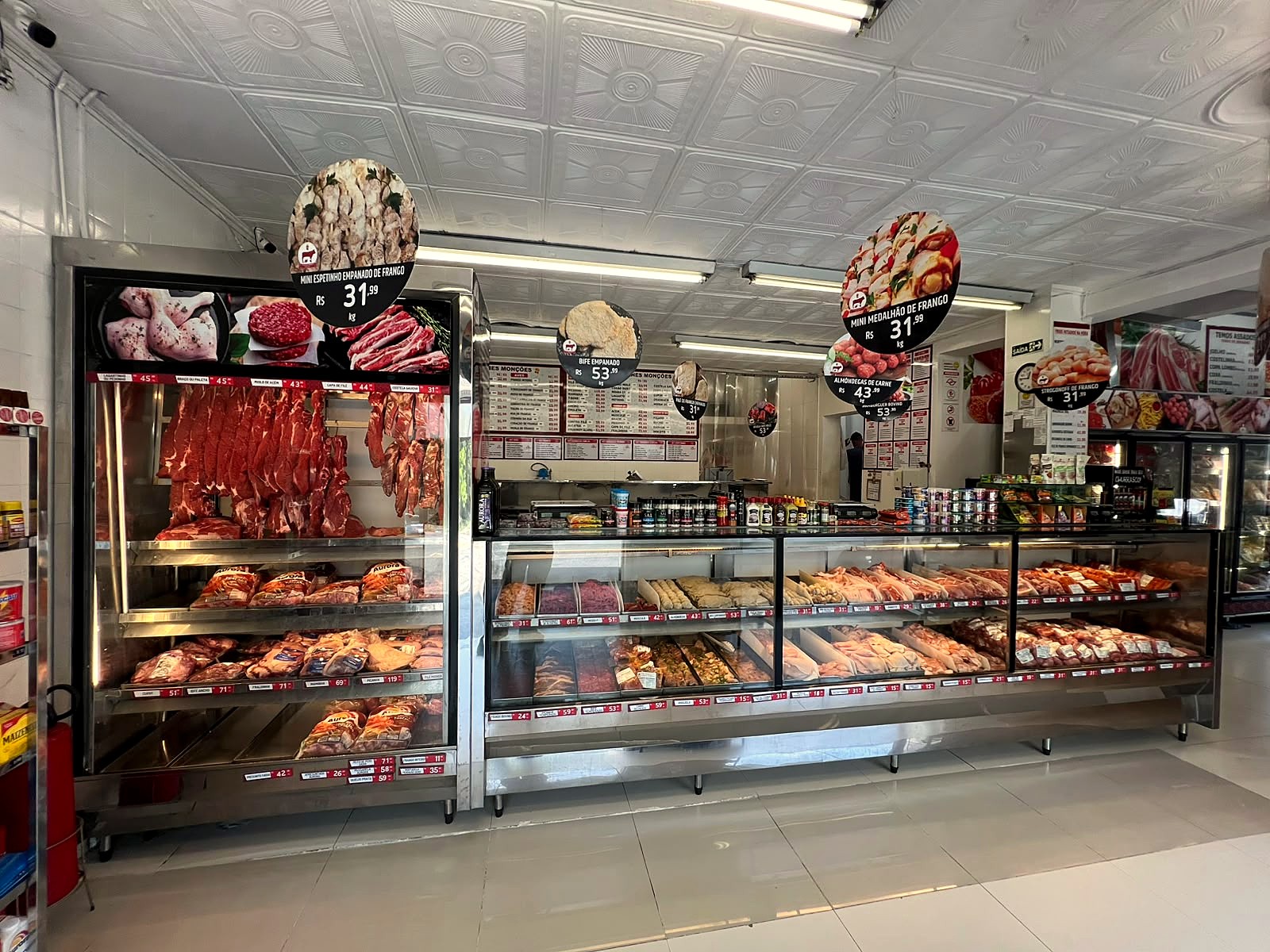 Balcão refrigerado do Center Carnes Monções, cheio de carnes