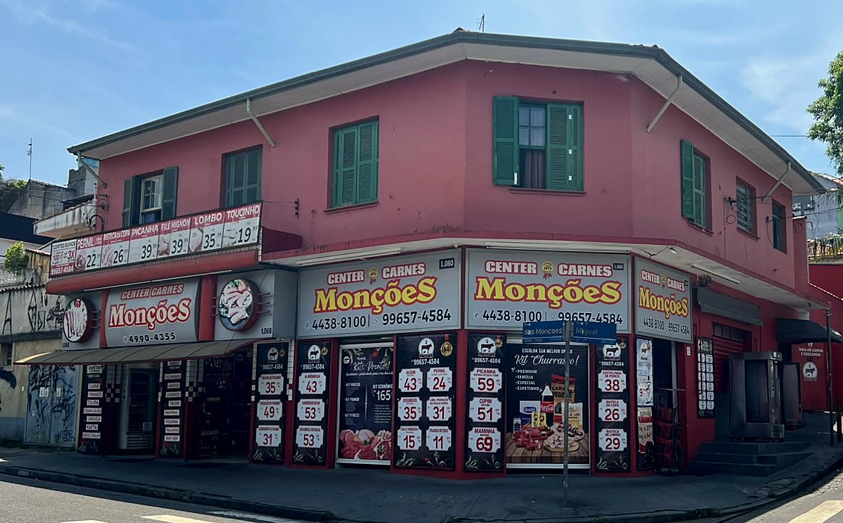 Fachada do Center Carnes Monções, na esquina da Rua das Monções, em Santo André